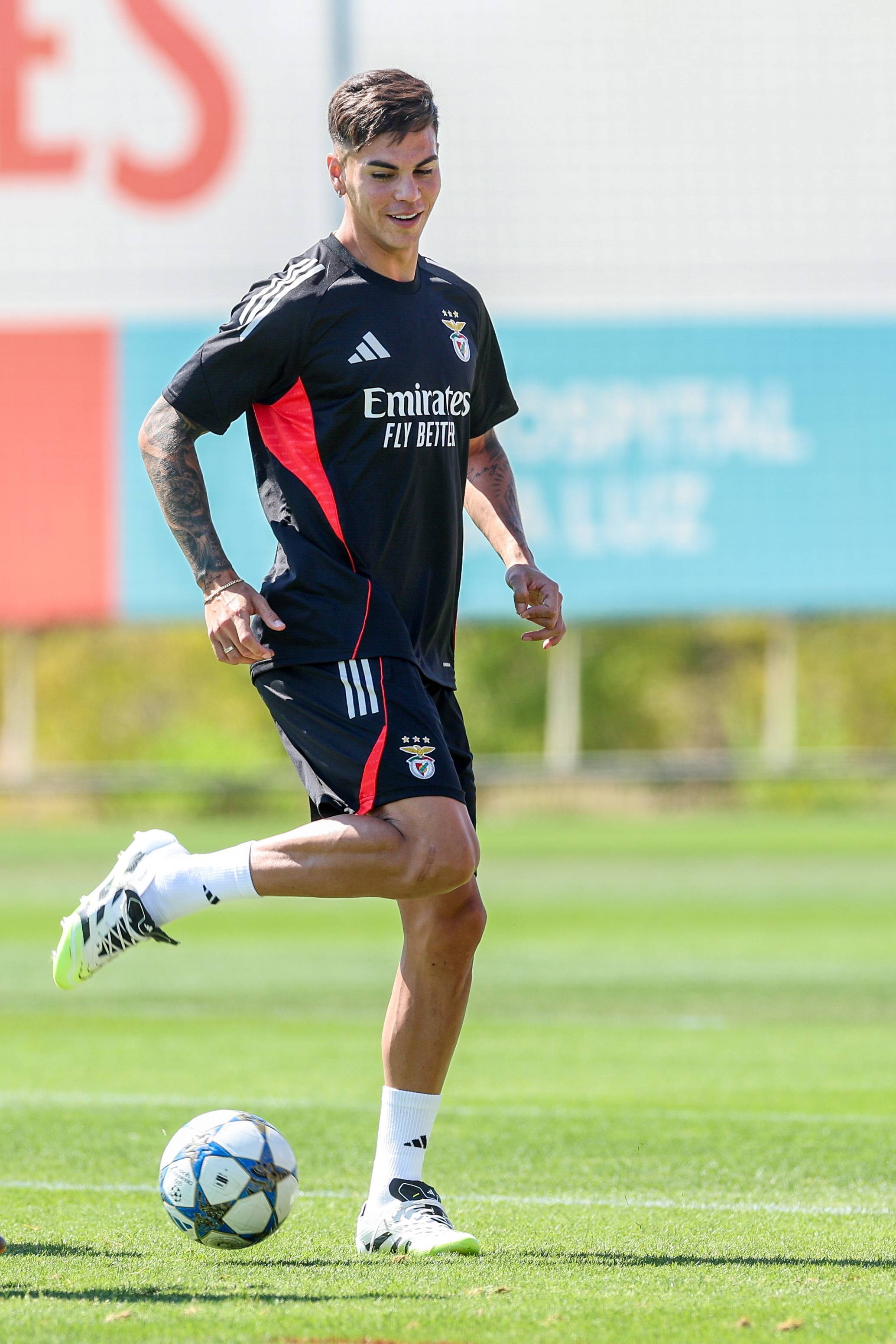 （外代二线）足球——欧冠联赛：本菲卡赛前备战