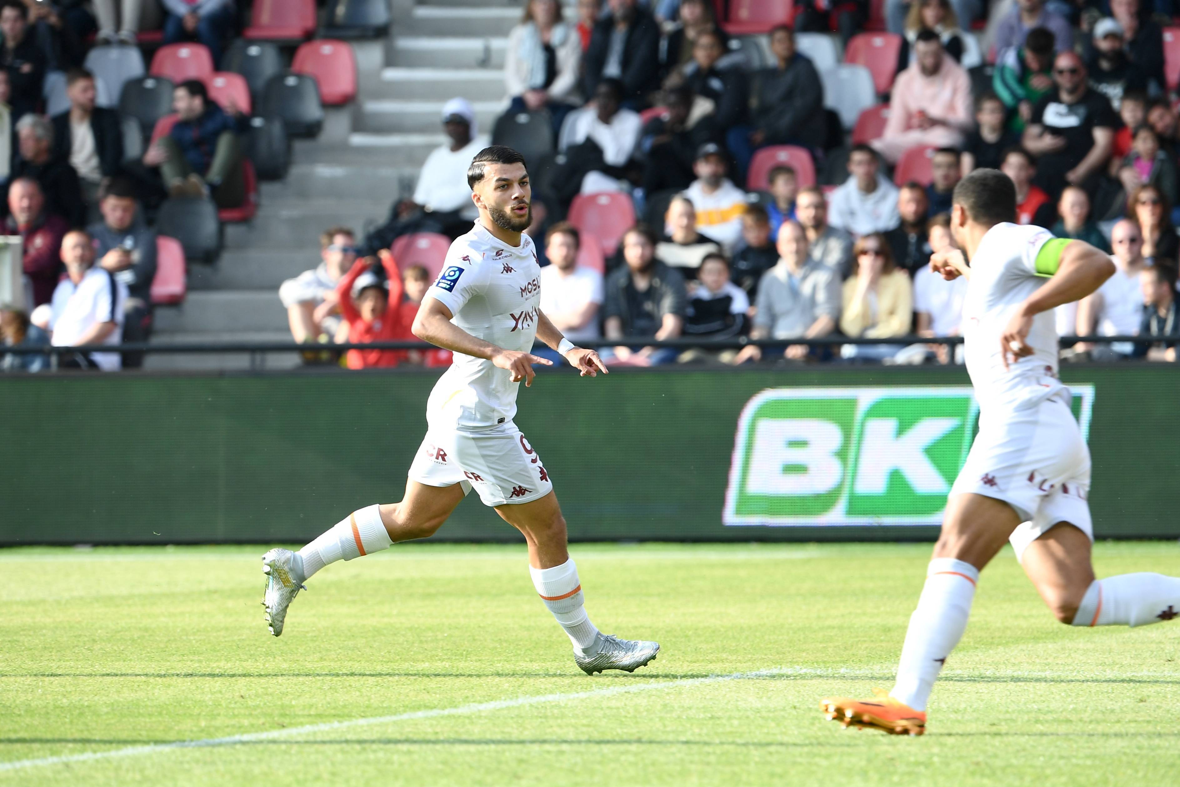 阿斯：米卡乌塔泽周日前往比利亚雷亚尔体检，并将签约