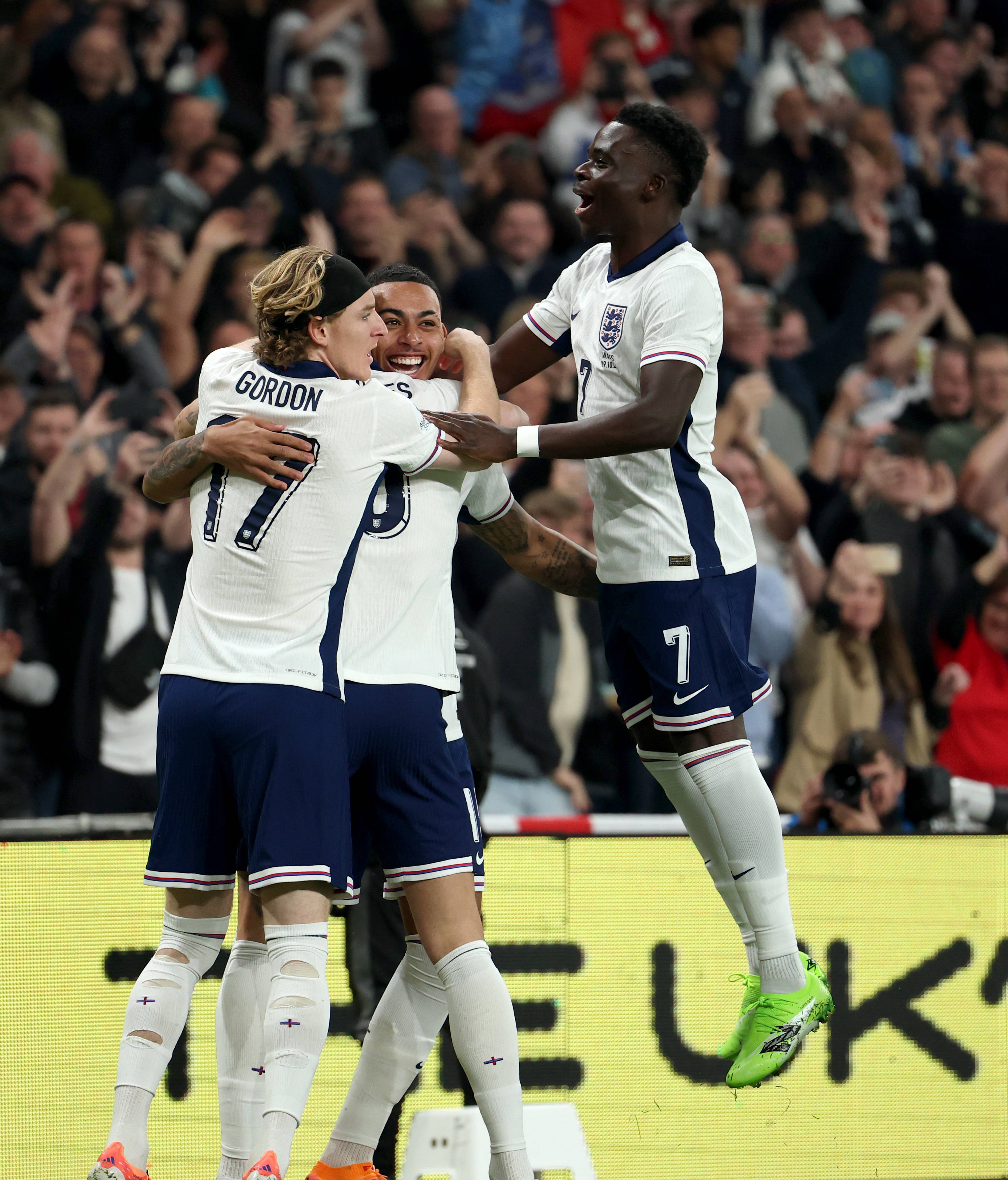 (体育)足球——热身赛:英格兰胜威尔士